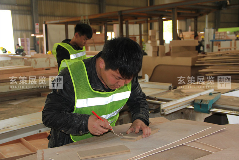 91免费看片视频展覽工廠木工工人